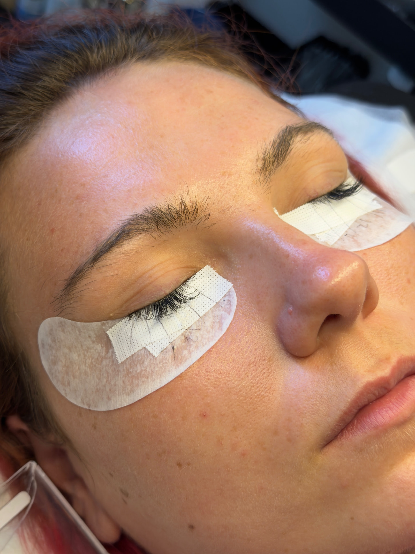 Naturlige bryn før brow lamination hos Glow & Co