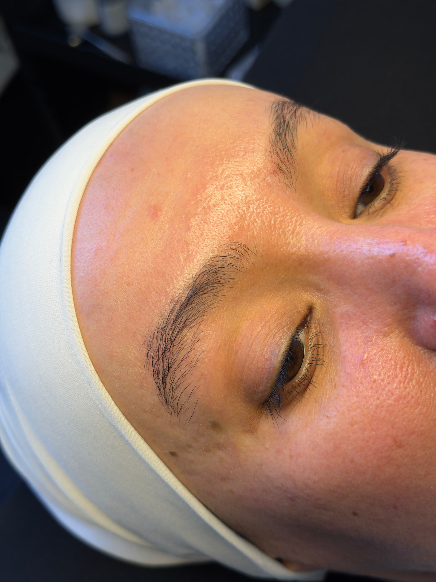 Naturlige bryn før brow lamination hos Glow & Co