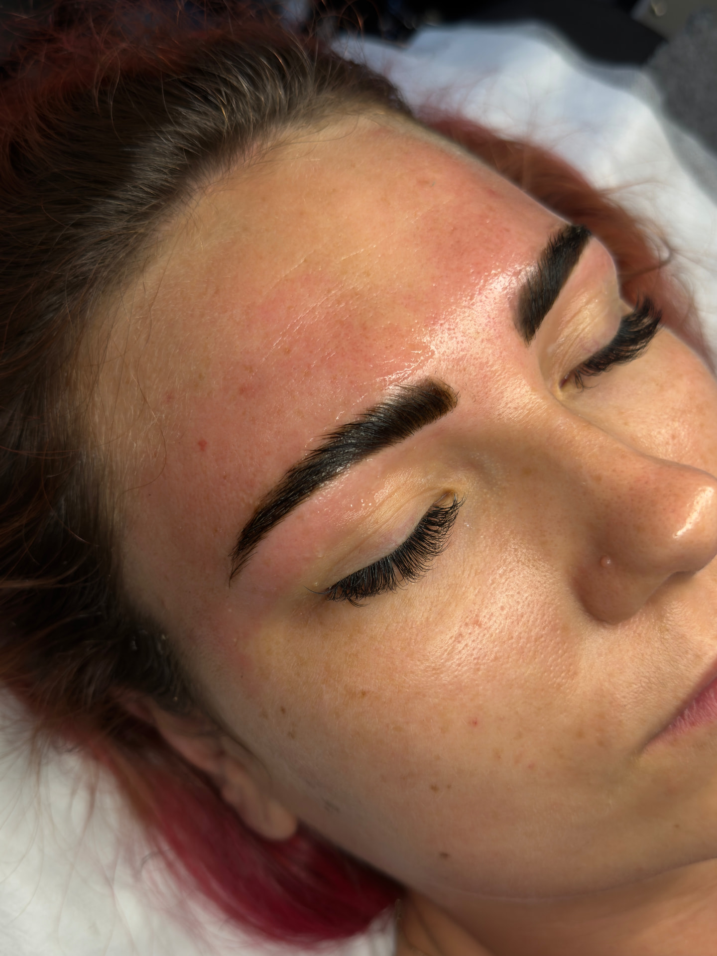 Efter-billede af signatur brow lamination med skin stain farve fra Brow Daddy