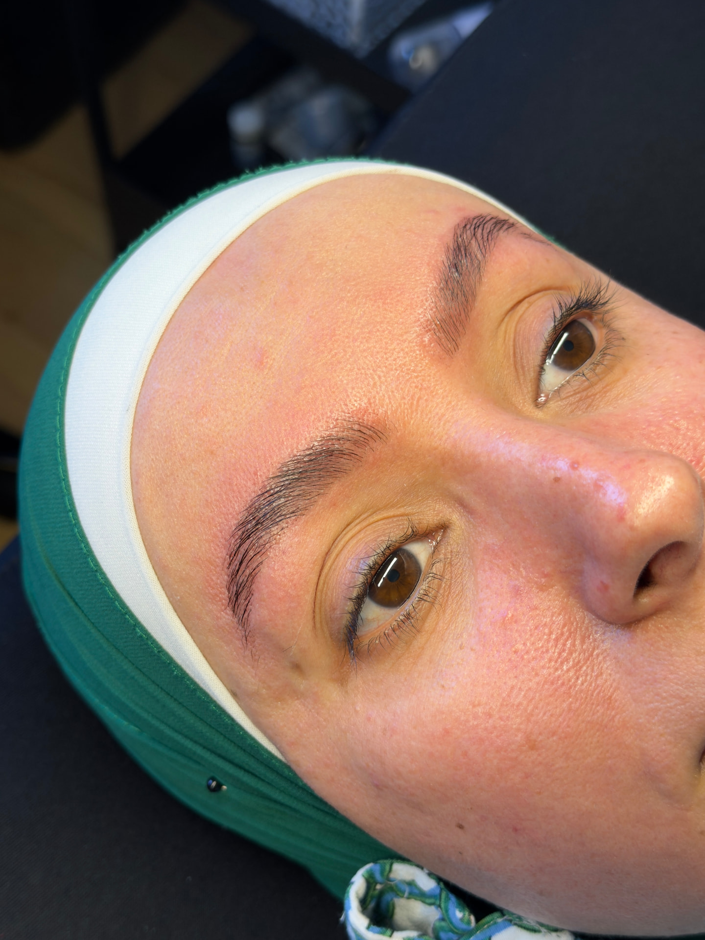 Formede og farvede bryn efter brow lamination hos Glow & Co