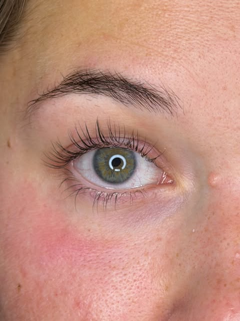 Nærbillede af naturligt løftede vipper efter lash lift